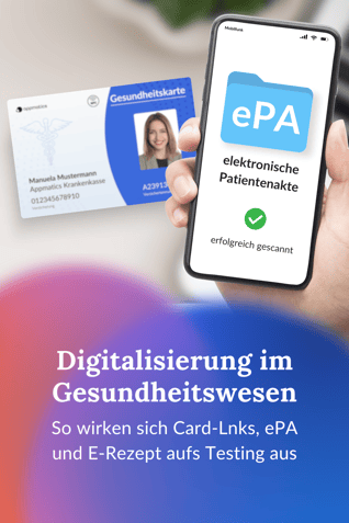 Hand hält ein Handy, auf dem eine elektronische Patientenakte geöffnet ist. Im Hintergrund befindet sich eine Krankenkassenkarte