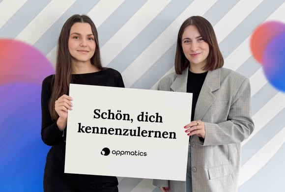 Mia und Adriana halten ein "Schön, dich kennenzulernen" Schild hoch