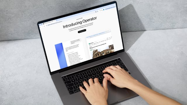 Hände am Laptop mit geöffneter OpenAI Webseite zum neuen ChatGPT Operator Update